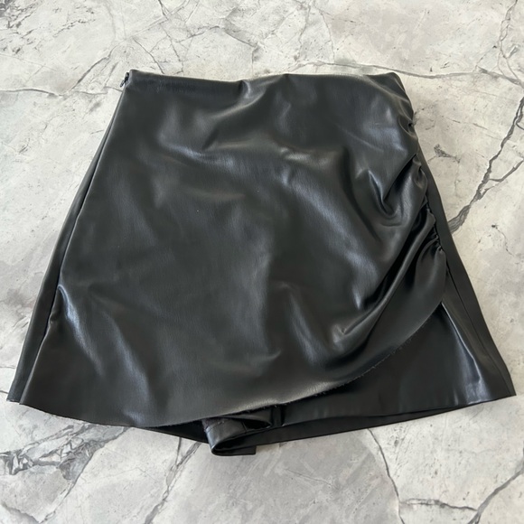 Zara Mini Skort 🖤 - Picture 2 of 5